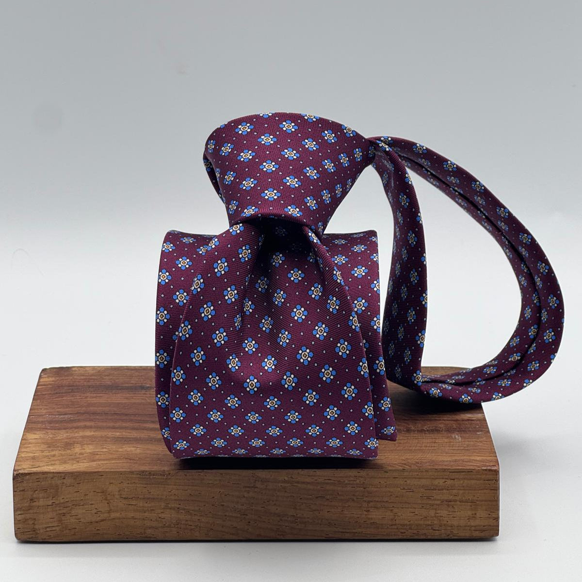 Cruciani &amp; Bella
100% Printed Silk&nbsp;
Tipped
Red Wine, Light Blue, Blue, Yellow and White Motif Tie
Handmade in Italy
8,5 cm x 148 cm
New Old Stock