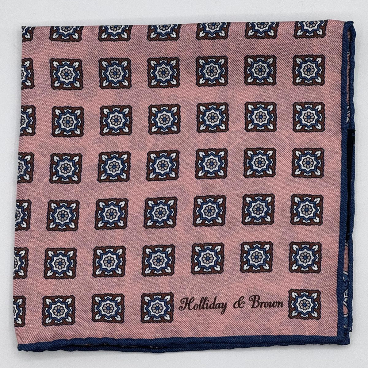 Holliday &amp; Brown
Hand-rolled&nbsp;&nbsp;
Holliday &amp; Brown for Cruciani &amp; Bella
100% Silk
Antique Pink, Brown, White and Blue
Double Faces
Paisley Motif&nbsp; Pocket Square
Handmade in Italy

32 cm X 32 cm