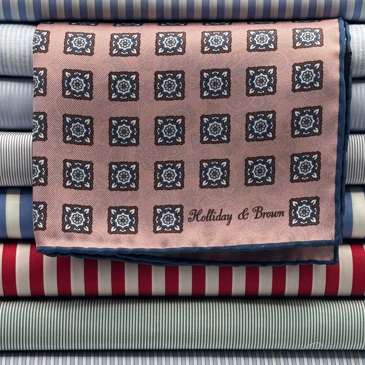 Holliday &amp; Brown
Hand-rolled&nbsp;&nbsp;
Holliday &amp; Brown for Cruciani &amp; Bella
100% Silk
Antique Pink, Brown, White and Blue
Double Faces
Paisley Motif&nbsp; Pocket Square
Handmade in Italy

32 cm X 32 cm