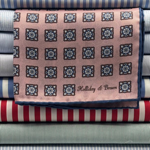 Holliday &amp; Brown
Hand-rolled&nbsp;&nbsp;
Holliday &amp; Brown for Cruciani &amp; Bella
100% Silk
Antique Pink, Brown, White and Blue
Double Faces
Paisley Motif&nbsp; Pocket Square
Handmade in Italy

32 cm X 32 cm