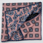 Holliday &amp; Brown
Hand-rolled&nbsp;&nbsp;
Holliday &amp; Brown for Cruciani &amp; Bella
100% Silk
Antique Pink, Brown, White and Blue
Double Faces
Paisley Motif&nbsp; Pocket Square
Handmade in Italy

32 cm X 32 cm