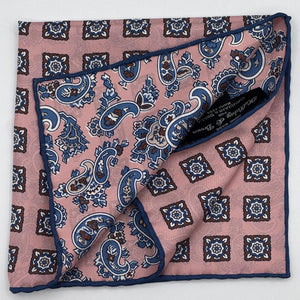 Holliday &amp; Brown
Hand-rolled&nbsp;&nbsp;
Holliday &amp; Brown for Cruciani &amp; Bella
100% Silk
Antique Pink, Brown, White and Blue
Double Faces
Paisley Motif&nbsp; Pocket Square
Handmade in Italy

32 cm X 32 cm
