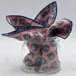 Holliday &amp; Brown
Hand-rolled&nbsp;&nbsp;
Holliday &amp; Brown for Cruciani &amp; Bella
100% Silk
Antique Pink, Brown, White and Blue
Double Faces
Paisley Motif&nbsp; Pocket Square
Handmade in Italy

32 cm X 32 cm