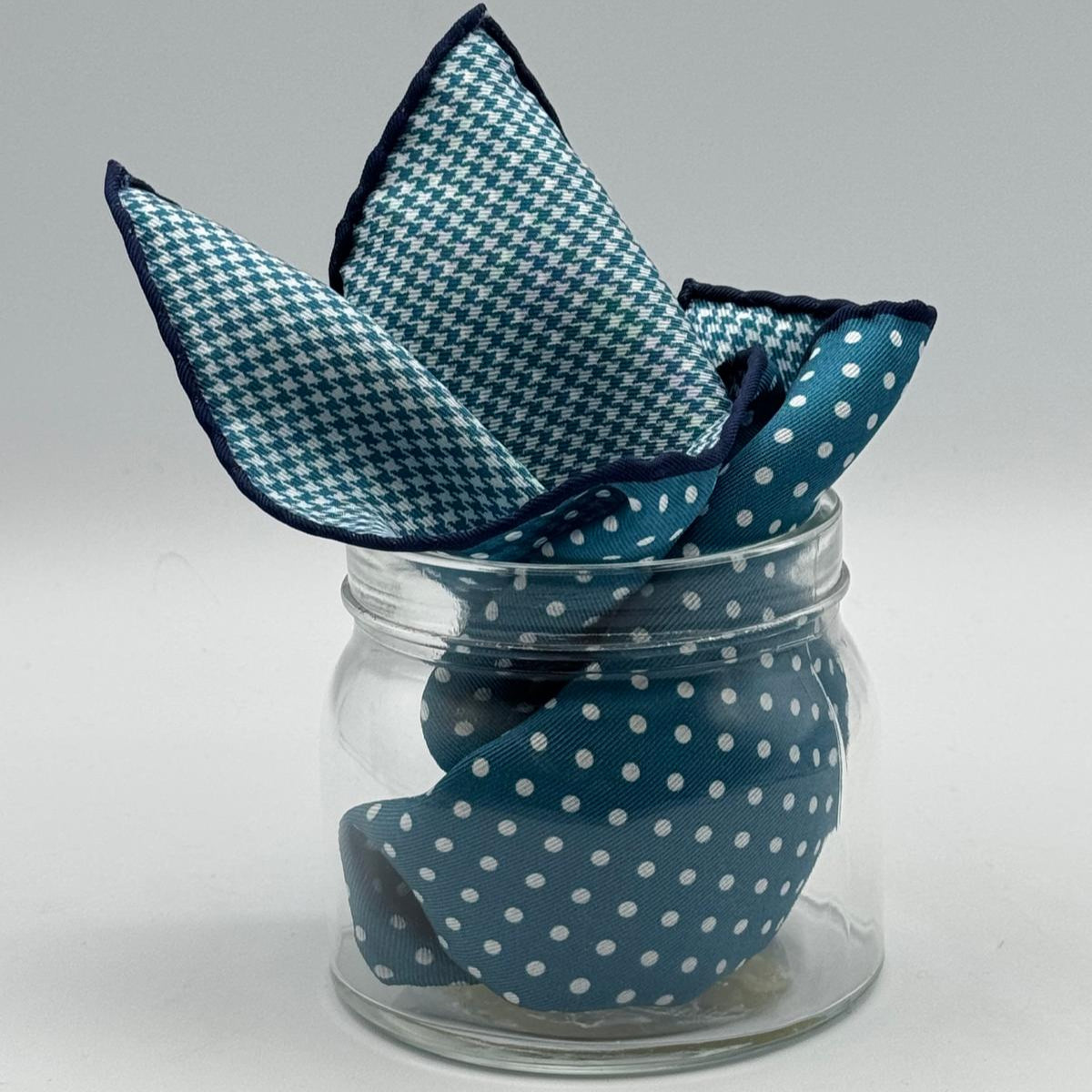 Holliday &amp; Brown
Hand-rolled&nbsp;&nbsp;
Holliday &amp; Brown for Cruciani &amp; Bella
100% Silk
Octanium and White
Double Faces
Dots and Pied de Poule Motif&nbsp; Pocket Square
Handmade in Italy

32 cm X 32 cm
