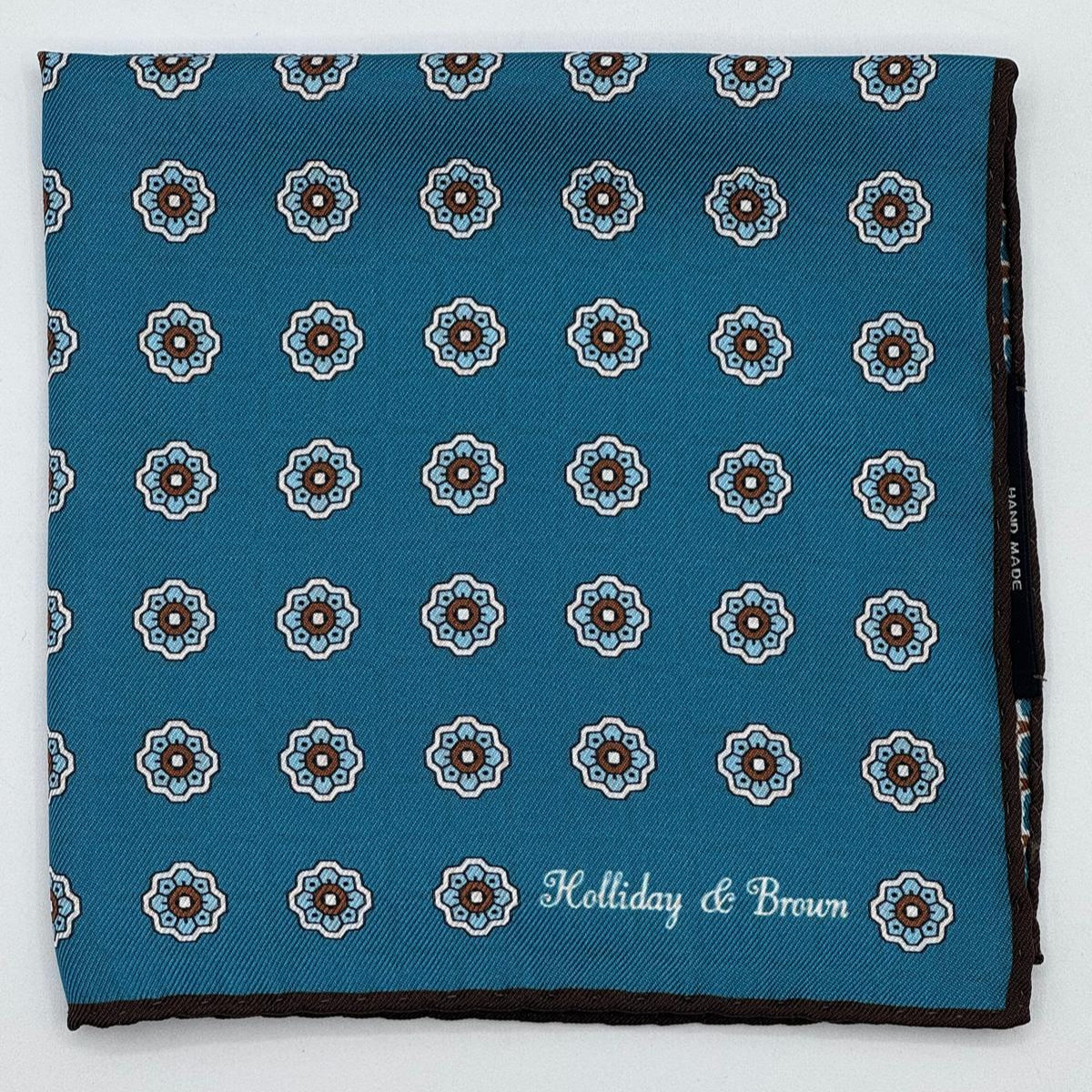 Holliday &amp; Brown
Hand-rolled&nbsp;&nbsp;
Holliday &amp; Brown for Cruciani &amp; Bella
100% Silk
Octanium, Light Brown, Sand and White
Double Faces
Motif&nbsp; Pocket Square
Handmade in Italy

32 cm X 32 cm