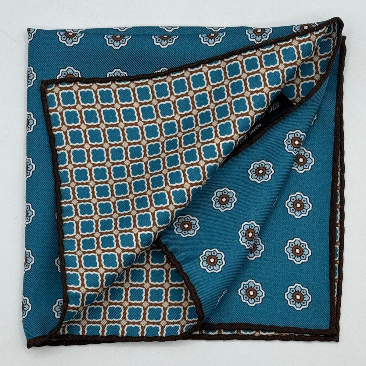 Holliday &amp; Brown
Hand-rolled&nbsp;&nbsp;
Holliday &amp; Brown for Cruciani &amp; Bella
100% Silk
Octanium, Light Brown, Sand and White
Double Faces
Motif&nbsp; Pocket Square
Handmade in Italy

32 cm X 32 cm