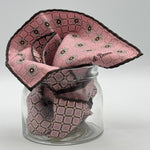 Holliday &amp; Brown
Hand-rolled&nbsp;&nbsp;
Holliday &amp; Brown for Cruciani &amp; Bella
100% Silk
Antique Pink, Light Brown, Sand and White
Double Faces
Motif&nbsp; Pocket Square
Handmade in Italy

32 cm X 32 cm