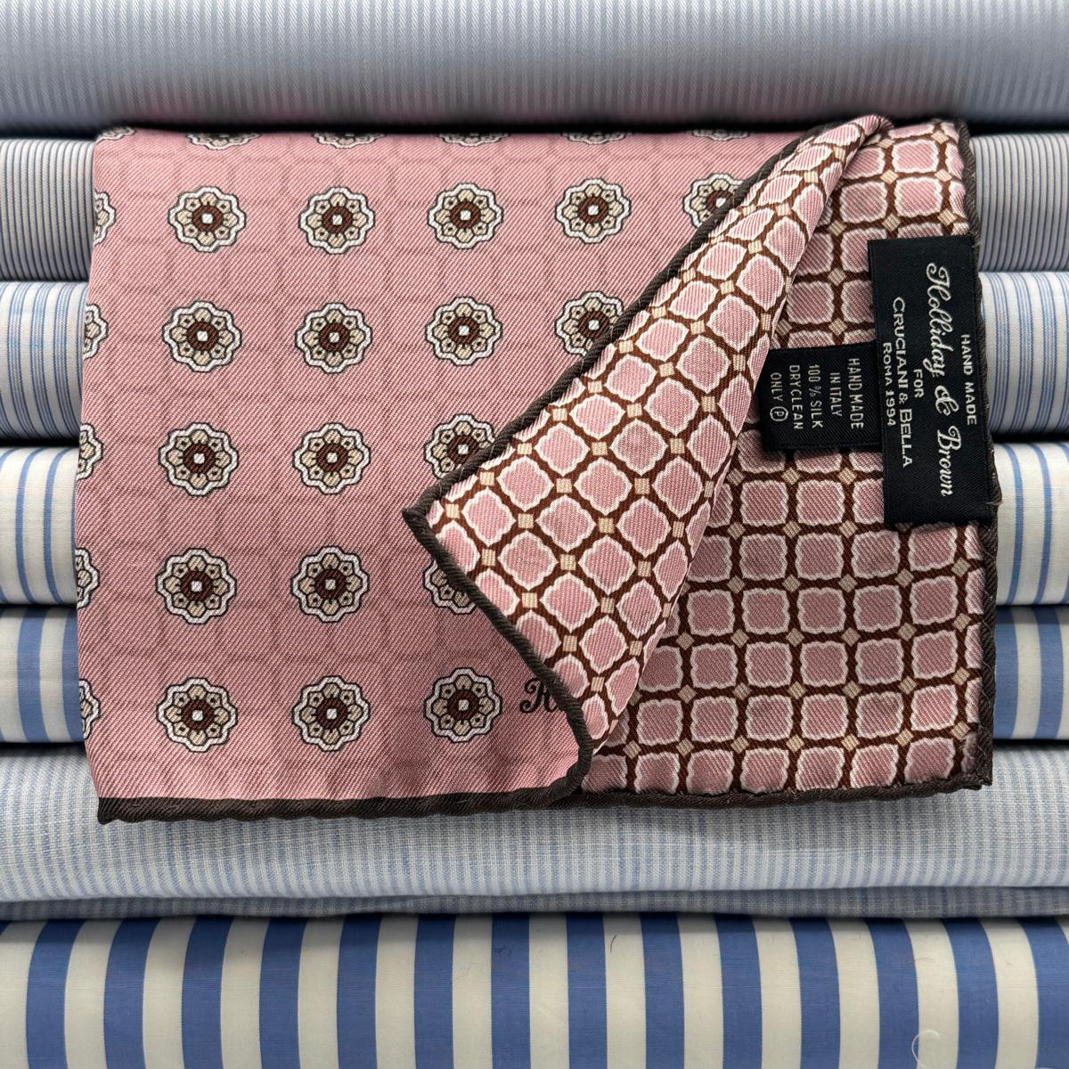 Holliday &amp; Brown
Hand-rolled&nbsp;&nbsp;
Holliday &amp; Brown for Cruciani &amp; Bella
100% Silk
Antique Pink, Light Brown, Sand and White
Double Faces
Motif&nbsp; Pocket Square
Handmade in Italy

32 cm X 32 cm