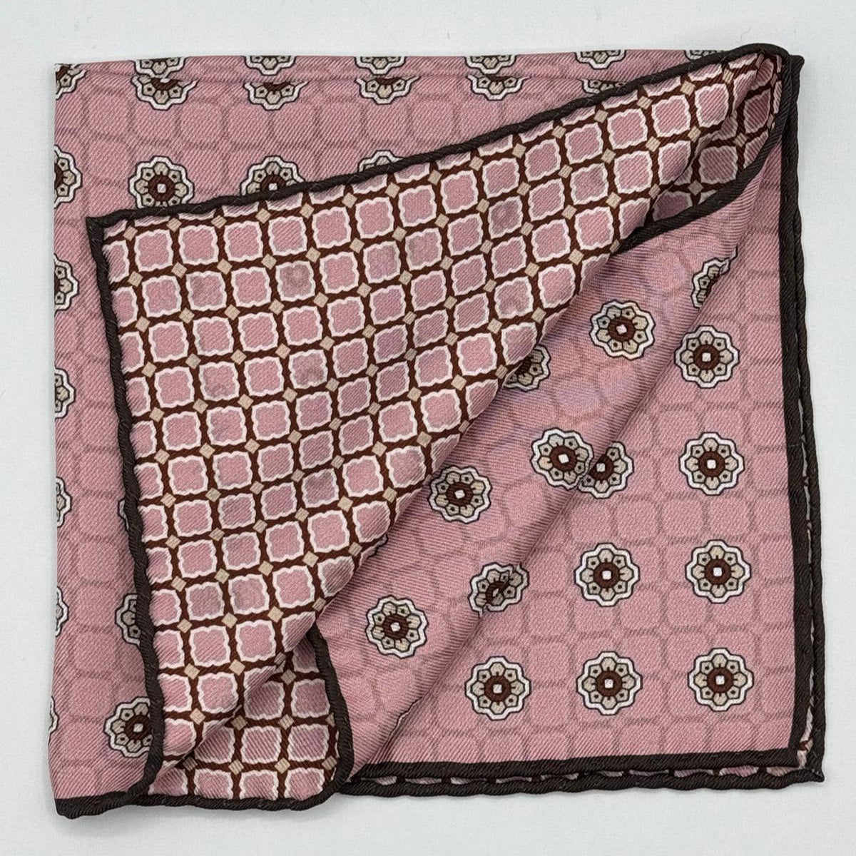 Holliday &amp; Brown
Hand-rolled&nbsp;&nbsp;
Holliday &amp; Brown for Cruciani &amp; Bella
100% Silk
Antique Pink, Light Brown, Sand and White
Double Faces
Motif&nbsp; Pocket Square
Handmade in Italy

32 cm X 32 cm