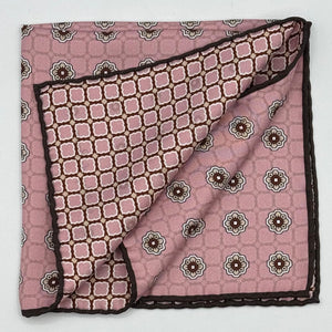 Holliday &amp; Brown
Hand-rolled&nbsp;&nbsp;
Holliday &amp; Brown for Cruciani &amp; Bella
100% Silk
Antique Pink, Light Brown, Sand and White
Double Faces
Motif&nbsp; Pocket Square
Handmade in Italy

32 cm X 32 cm