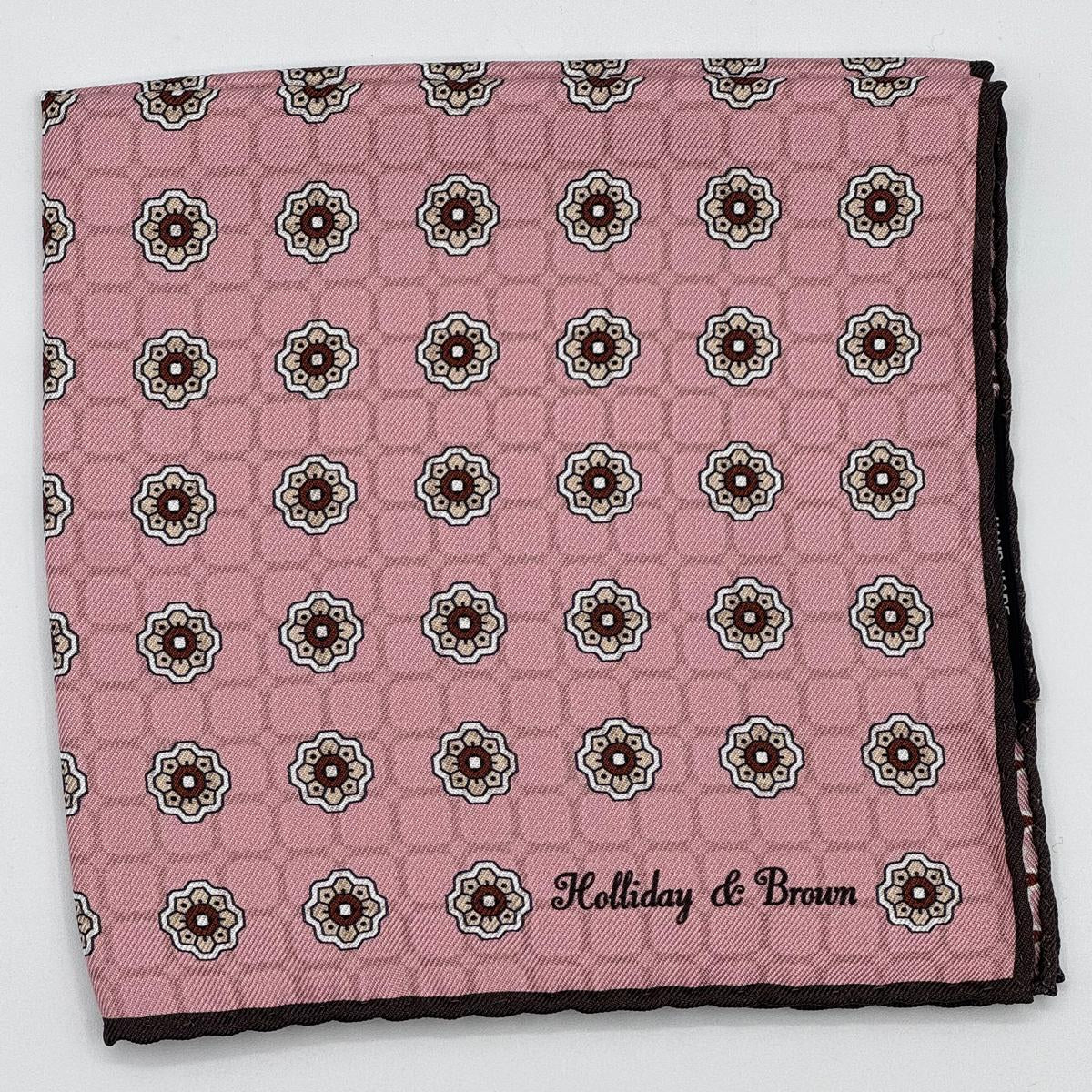 Holliday &amp; Brown
Hand-rolled&nbsp;&nbsp;
Holliday &amp; Brown for Cruciani &amp; Bella
100% Silk
Antique Pink, Light Brown, Sand and White
Double Faces
Motif&nbsp; Pocket Square
Handmade in Italy

32 cm X 32 cm