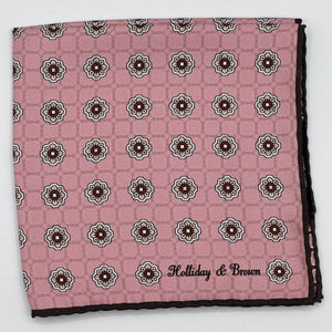 Holliday &amp; Brown
Hand-rolled&nbsp;&nbsp;
Holliday &amp; Brown for Cruciani &amp; Bella
100% Silk
Antique Pink, Light Brown, Sand and White
Double Faces
Motif&nbsp; Pocket Square
Handmade in Italy

32 cm X 32 cm
