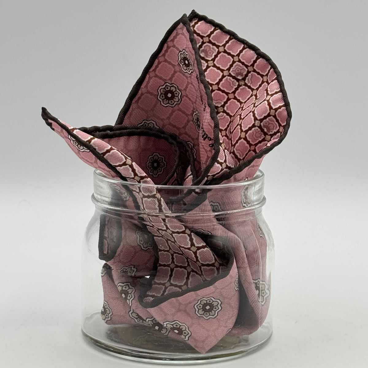Holliday &amp; Brown
Hand-rolled&nbsp;&nbsp;
Holliday &amp; Brown for Cruciani &amp; Bella
100% Silk
Antique Pink, Light Brown, Sand and White
Double Faces
Motif&nbsp; Pocket Square
Handmade in Italy

32 cm X 32 cm