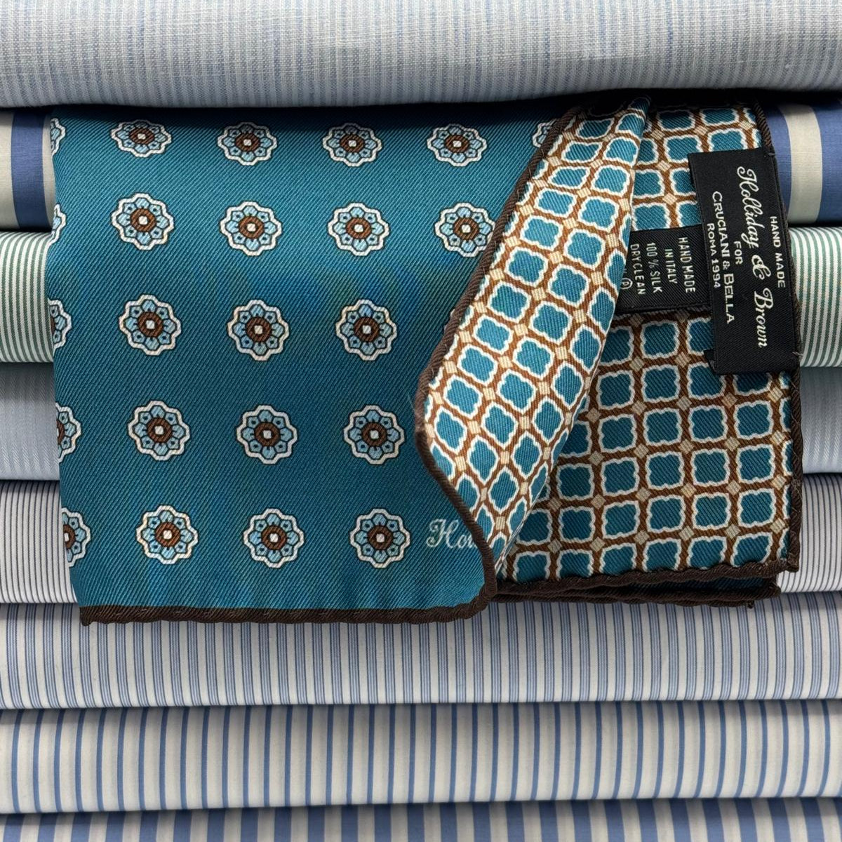 Holliday &amp; Brown
Hand-rolled&nbsp;&nbsp;
Holliday &amp; Brown for Cruciani &amp; Bella
100% Silk
Octanium, Light Brown, Sand and White
Double Faces
Motif&nbsp; Pocket Square
Handmade in Italy

32 cm X 32 cm