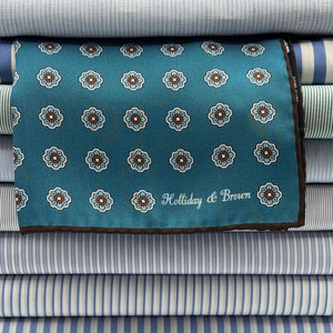Holliday &amp; Brown
Hand-rolled&nbsp;&nbsp;
Holliday &amp; Brown for Cruciani &amp; Bella
100% Silk
Octanium, Light Brown, Sand and White
Double Faces
Motif&nbsp; Pocket Square
Handmade in Italy

32 cm X 32 cm