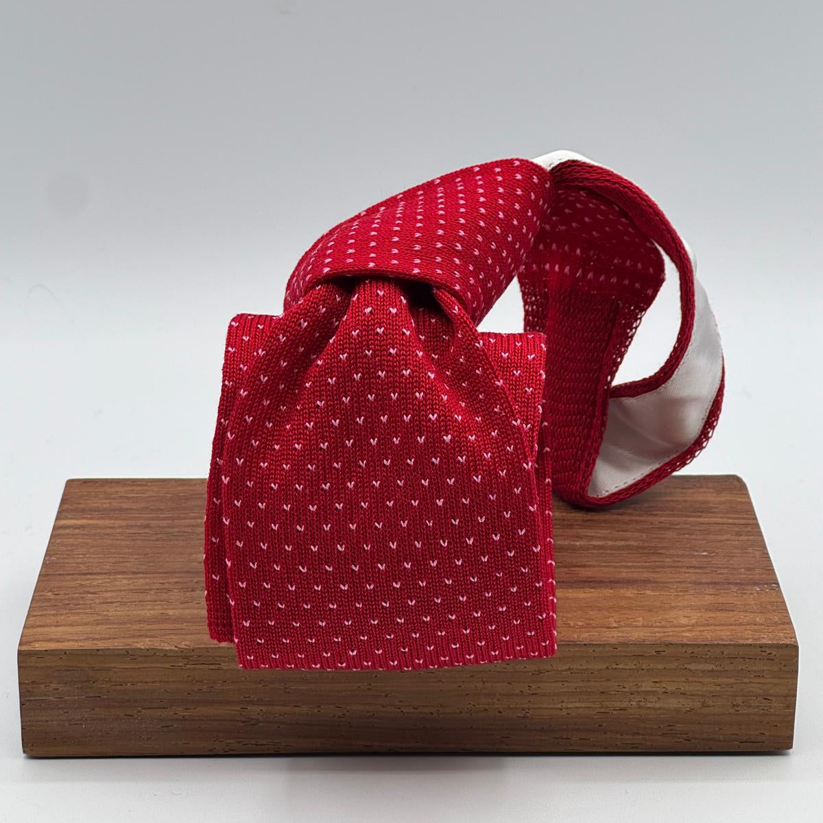 Cruciani &amp; Bella
100% Cotton
Knitted Tie

Red, Light Pink Motif
Handmade in Italy
7,5 cm x 145 cm
New Old Stock