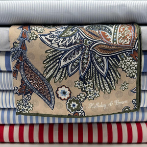Holliday &amp; Brown
Hand-rolled&nbsp;&nbsp;
Holliday &amp; Brown for Cruciani &amp; Bella
100% Silk
Sand, Light Brown, Green and White
Double Faces
Paisley Motif&nbsp; Pocket Square
Handmade in Italy

32 cm X 32 cm