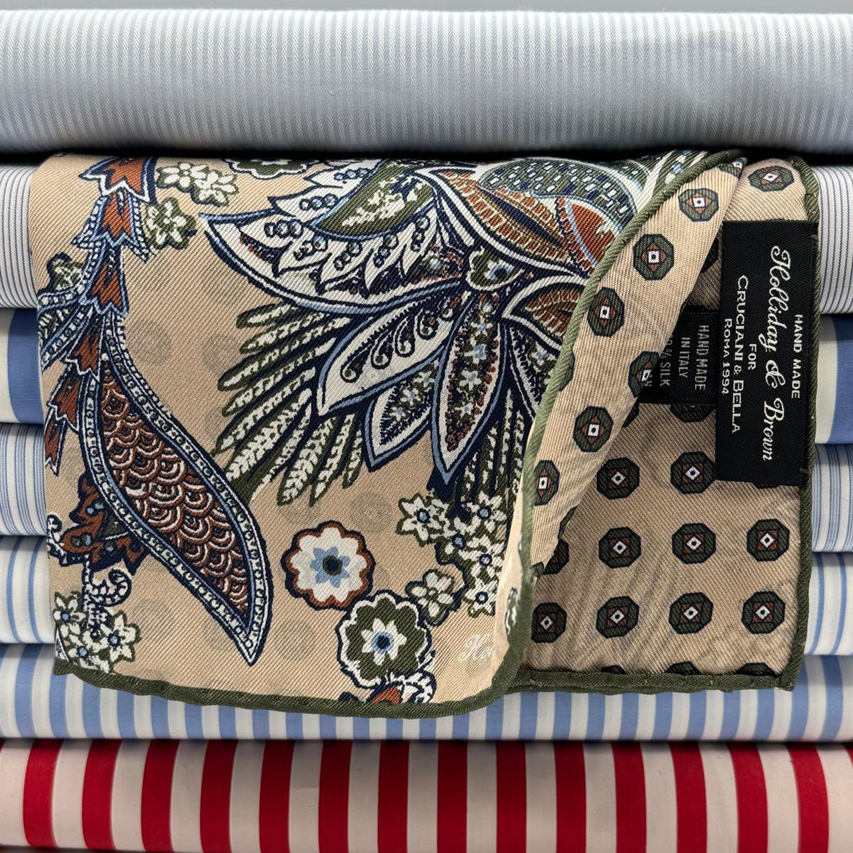 Holliday &amp; Brown
Hand-rolled&nbsp;&nbsp;
Holliday &amp; Brown for Cruciani &amp; Bella
100% Silk
Sand, Light Brown, Green and White
Double Faces
Paisley Motif&nbsp; Pocket Square
Handmade in Italy

32 cm X 32 cm