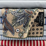 Holliday &amp; Brown
Hand-rolled&nbsp;&nbsp;
Holliday &amp; Brown for Cruciani &amp; Bella
100% Silk
Sand, Light Brown, Green and White
Double Faces
Paisley Motif&nbsp; Pocket Square
Handmade in Italy

32 cm X 32 cm