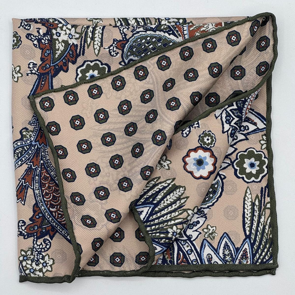 Holliday &amp; Brown
Hand-rolled&nbsp;&nbsp;
Holliday &amp; Brown for Cruciani &amp; Bella
100% Silk
Sand, Light Brown, Green and White
Double Faces
Paisley Motif&nbsp; Pocket Square
Handmade in Italy

32 cm X 32 cm