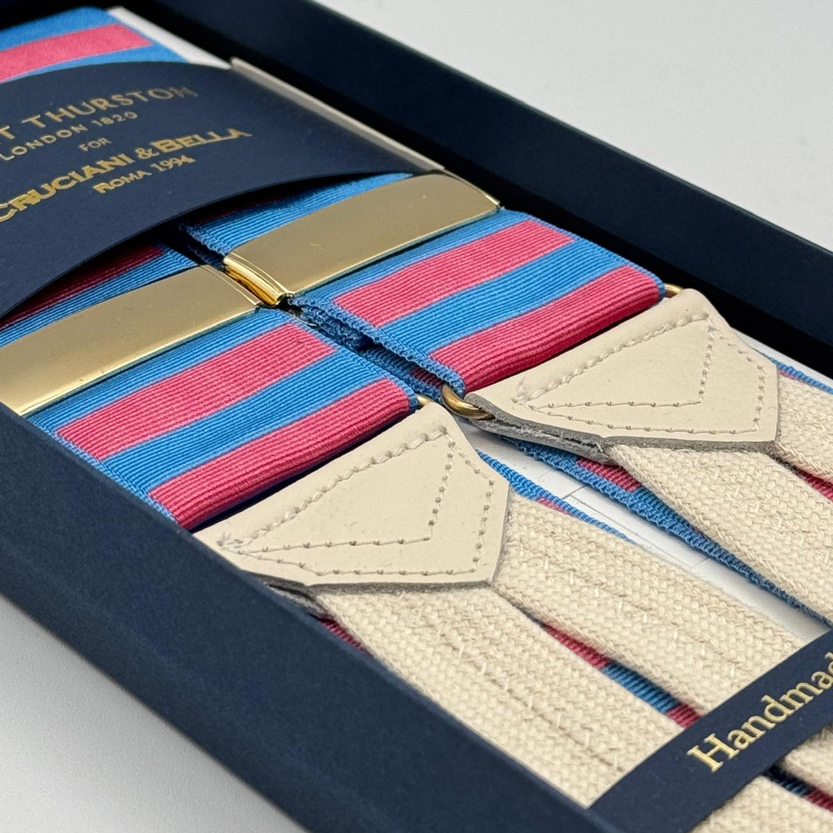 Albert Thurston for Cruciani &amp; Bella
Made in England
Adjustable Sizing
40 mm Woven Barathea&nbsp;
Pink and Azure horizontal Stripes Braces
Braid ends
Y-Shaped
Gold Fittings
Size Multifit Adjustable&nbsp;Length:&nbsp;115cm (= 45 inch) Maximum