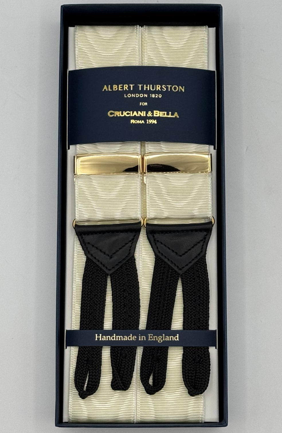 Albert Thurston for Cruciani &amp; Bella
Made in England
Adjustable Sizing
40 mm Woven Barathea
Ivory Moirè Plain Color Braces
Braid ends
Y-Shaped
Gold Fittings
Size Multifit Adjustable&nbsp;Length:&nbsp;115cm (= 45 inch) Maximum