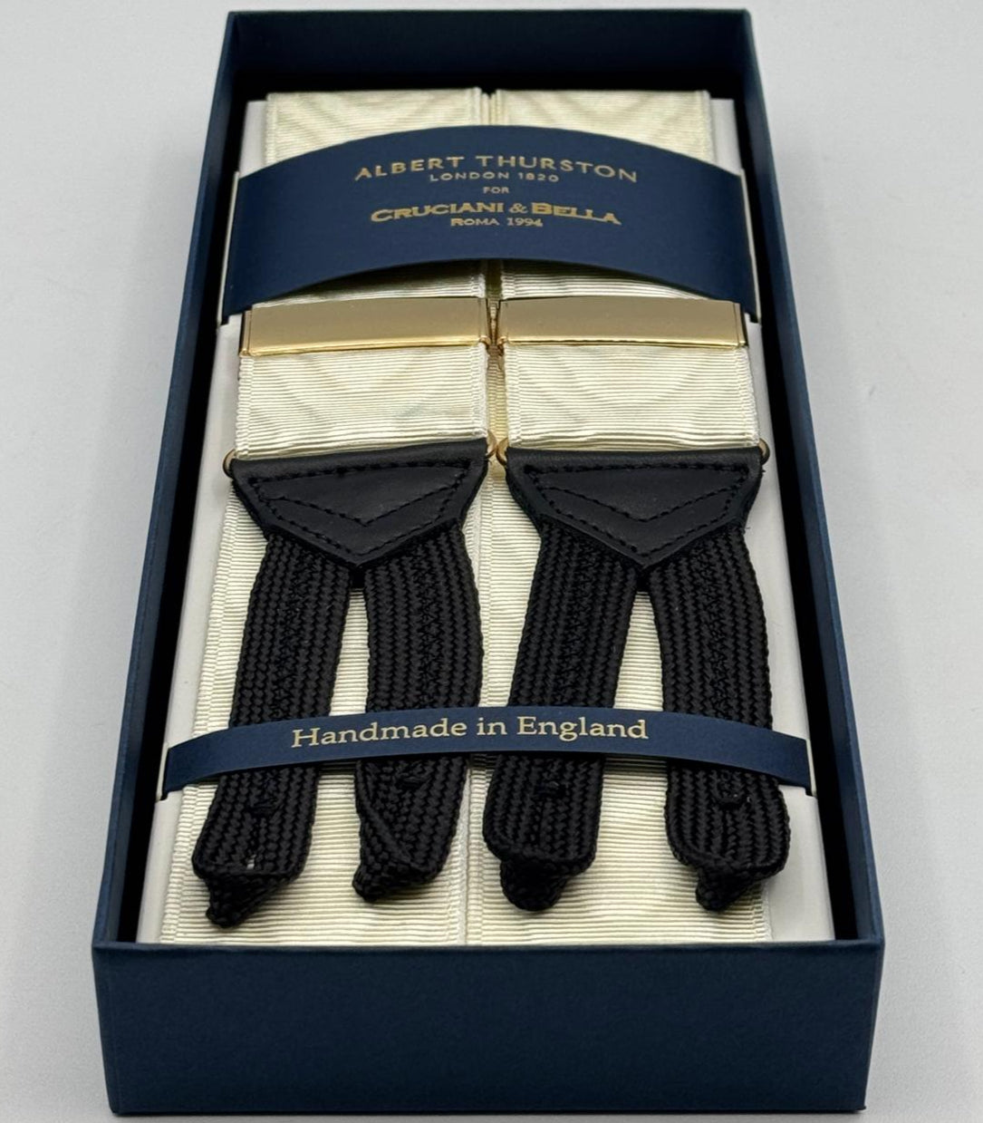 Albert Thurston for Cruciani &amp; Bella
Made in England
Adjustable Sizing
40 mm Woven Barathea
Ivory Moirè Plain Color Braces
Braid ends
Y-Shaped
Gold Fittings
Size Multifit Adjustable&nbsp;Length:&nbsp;115cm (= 45 inch) Maximum