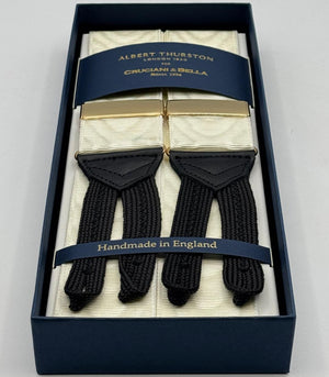 Albert Thurston for Cruciani &amp; Bella
Made in England
Adjustable Sizing
40 mm Woven Barathea
Ivory Moirè Plain Color Braces
Braid ends
Y-Shaped
Gold Fittings
Size Multifit Adjustable&nbsp;Length:&nbsp;115cm (= 45 inch) Maximum