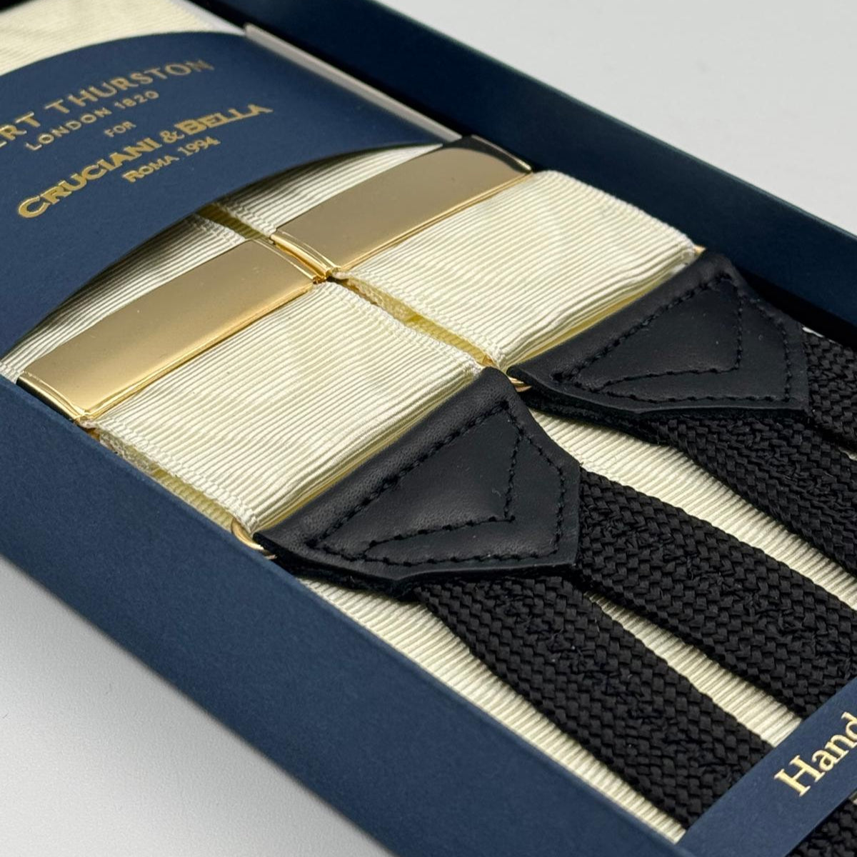 Albert Thurston for Cruciani &amp; Bella
Made in England
Adjustable Sizing
40 mm Woven Barathea
Ivory Moirè Plain Color Braces
Braid ends
Y-Shaped
Gold Fittings
Size Multifit Adjustable&nbsp;Length:&nbsp;115cm (= 45 inch) Maximum