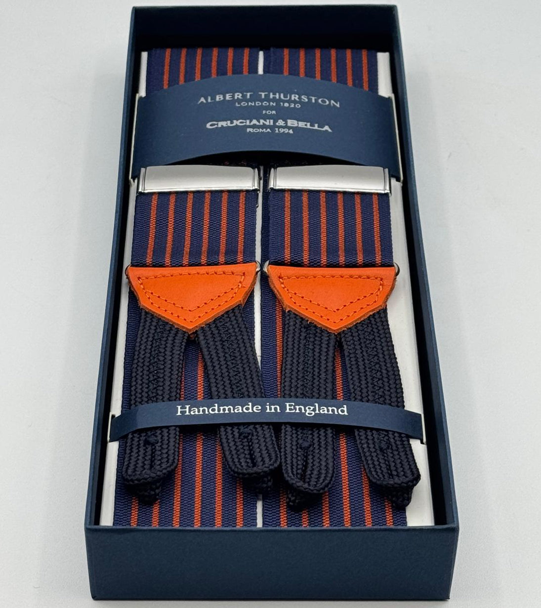 Albert Thurston for Cruciani &amp; Bella
Made in England
Adjustable Sizing
40 mm Woven Barathea&nbsp;
Blue and Buned Orange Stripes Braces
Braid ends
Y-Shaped
Nickel Fittings
Size Multifit Adjustable&nbsp;Length:&nbsp;115cm (= 45 inch) Maximum