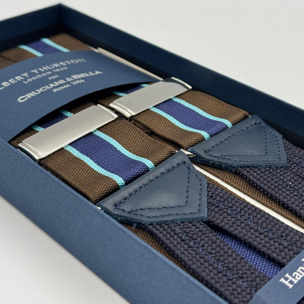 Albert Thurston for Cruciani &amp; Bella
Made in England
Adjustable Sizing
40 mm Woven Barathea&nbsp;
Brown, Blue and Light Blue Stripes&nbsp; Motif&nbsp; Braces
Y-Shaped
Nickel Fittings
Size Multifit Adjustable&nbsp;Length:&nbsp;115cm (= 45 inch) Maximum