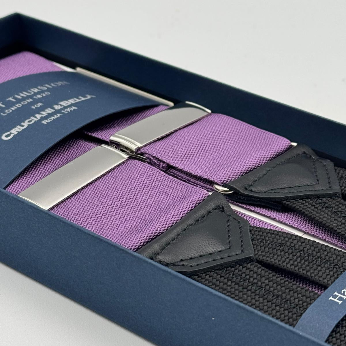 Albert Thurst
on for Cruciani &amp; Bella
Made in England

40 mm Woven Barathea&nbsp;
Amethyst Plain braces
Braid ends
Y-Shaped
Nickel Fittings
Size Multifit Adjustable&nbsp;Length:&nbsp;115cm (= 45 inch) Maximum