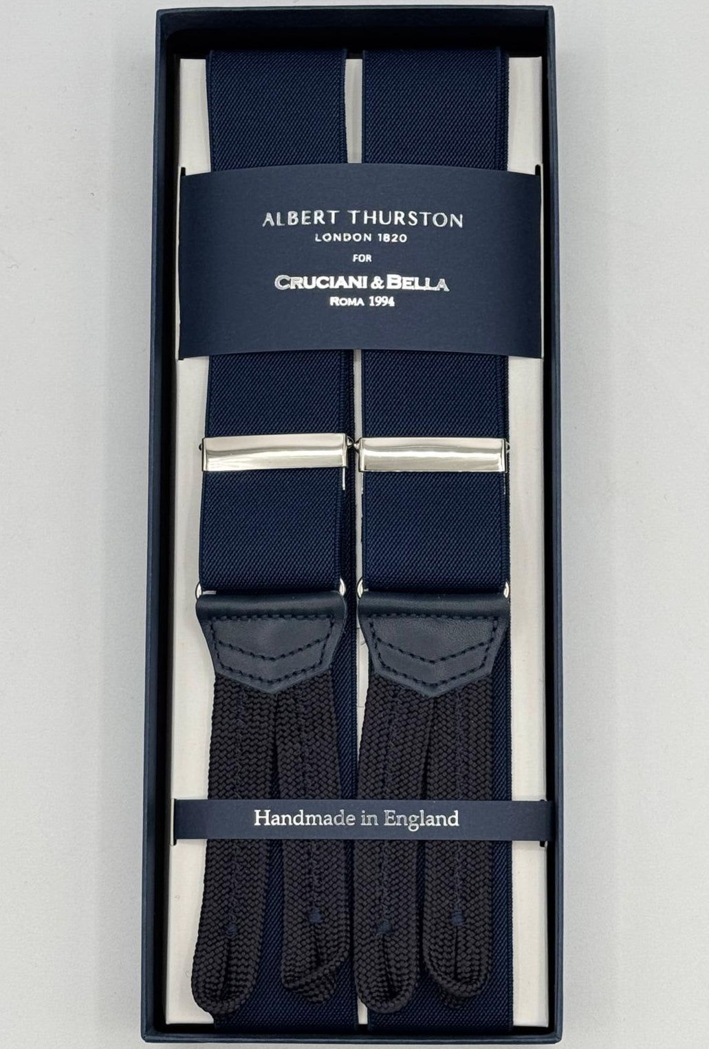 Albert Thurston for Cruciani &amp; Bella
Made in England
Adjustable Sizing
35 mm elastic&nbsp; braces
Navy Blue Plain
Braid ends
Y-Shaped
Nickel Fittings
Size Multifit Adjustable&nbsp;Length:&nbsp;115cm (= 45 inch) Maximum