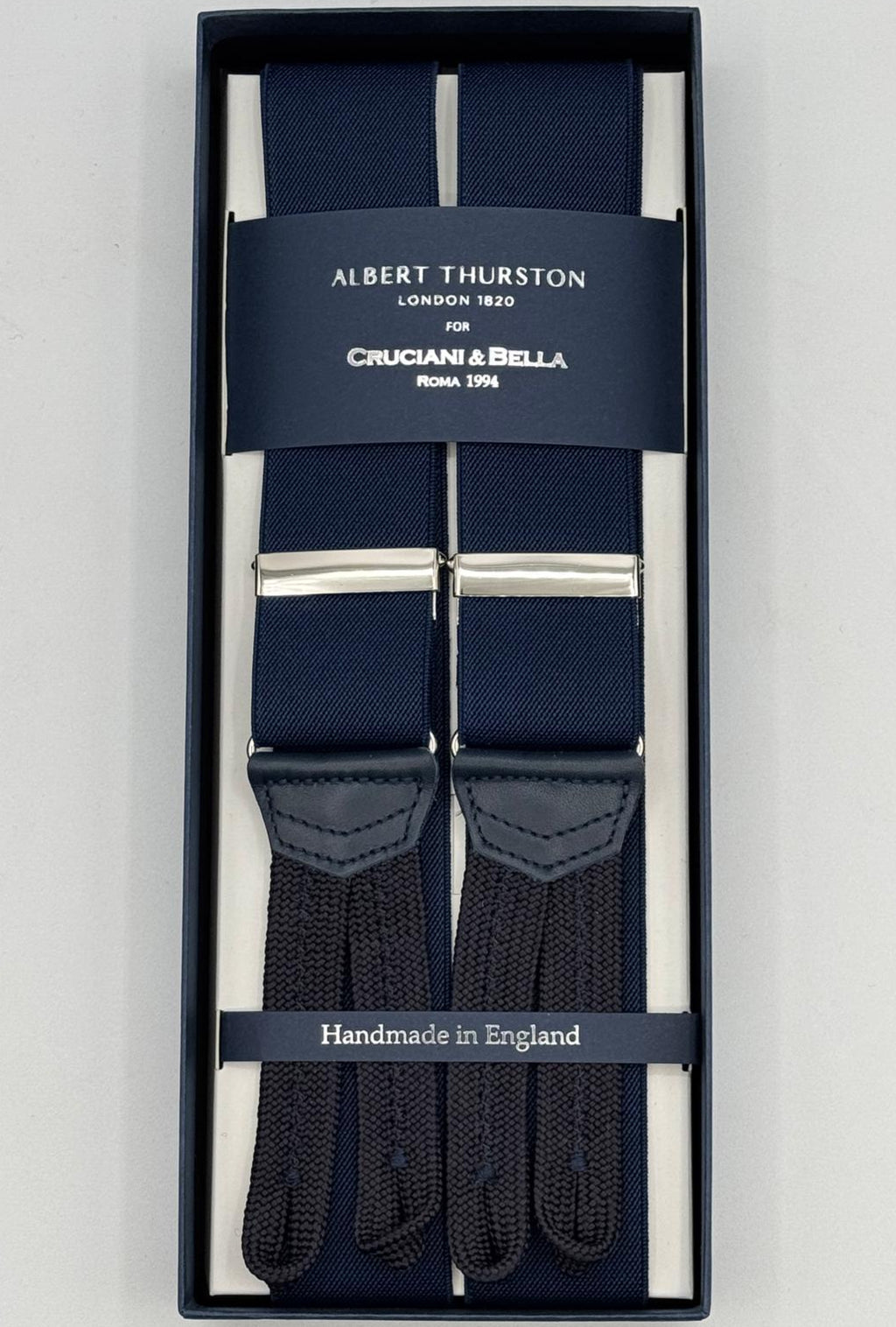 Albert Thurston for Cruciani &amp; Bella
Made in England
Adjustable Sizing
35 mm elastic&nbsp; braces
Navy Blue Plain
Braid ends
Y-Shaped
Nickel Fittings
Size Multifit Adjustable&nbsp;Length:&nbsp;115cm (= 45 inch) Maximum