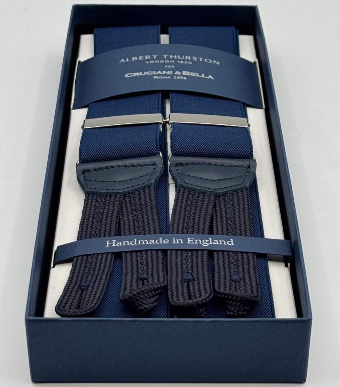 Albert Thurston for Cruciani &amp; Bella
Made in England
Adjustable Sizing
35 mm elastic&nbsp; braces
Navy Blue Plain
Braid ends
Y-Shaped
Nickel Fittings
Size Multifit Adjustable&nbsp;Length:&nbsp;115cm (= 45 inch) Maximum