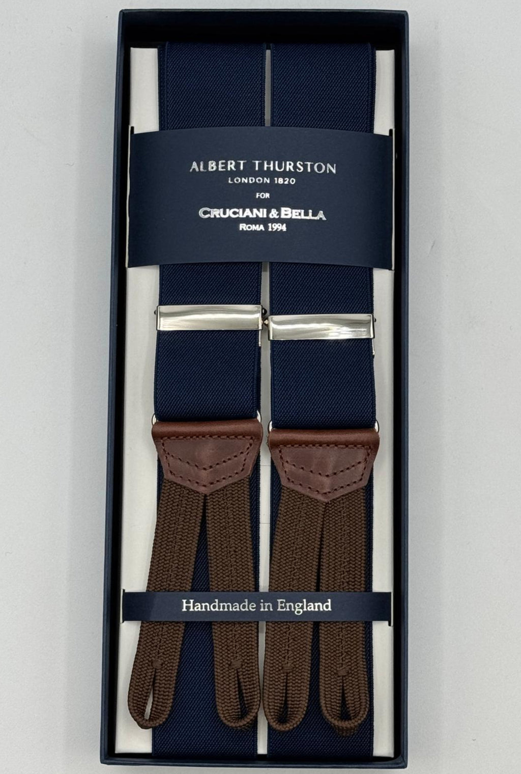 Albert Thurston for Cruciani &amp; Bella
Made in England
Adjustable Sizing
35 mm Elastic Braces
Blu Plain Color Braces
Braid ends
Y-Shaped
Nickel Fittings
Size Multifit Adjustable&nbsp;Length:&nbsp;115cm (= 45 inch) Maximum