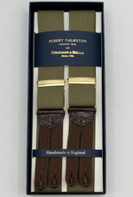 Albert Thurston for Cruciani &amp; Bella
Made in England
Adjustable Sizing
35 mm elastic Khaki plain braces
Braid ends
Y-Shaped
Gold Fittings
Size Multifit Adjustable&nbsp;Length:&nbsp;115cm (= 45 inch) Maximum