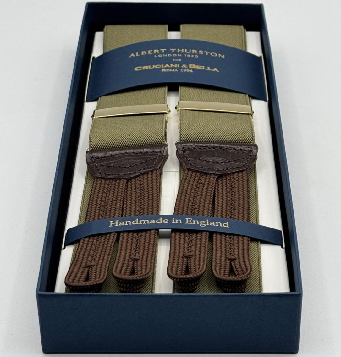 Albert Thurston for Cruciani &amp; Bella
Made in England
Adjustable Sizing
35 mm elastic Khaki plain braces
Braid ends
Y-Shaped
Gold Fittings
Size Multifit Adjustable&nbsp;Length:&nbsp;115cm (= 45 inch) Maximum