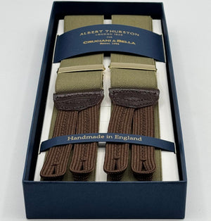 Albert Thurston for Cruciani &amp; Bella
Made in England
Adjustable Sizing
35 mm elastic Khaki plain braces
Braid ends
Y-Shaped
Gold Fittings
Size Multifit Adjustable&nbsp;Length:&nbsp;115cm (= 45 inch) Maximum