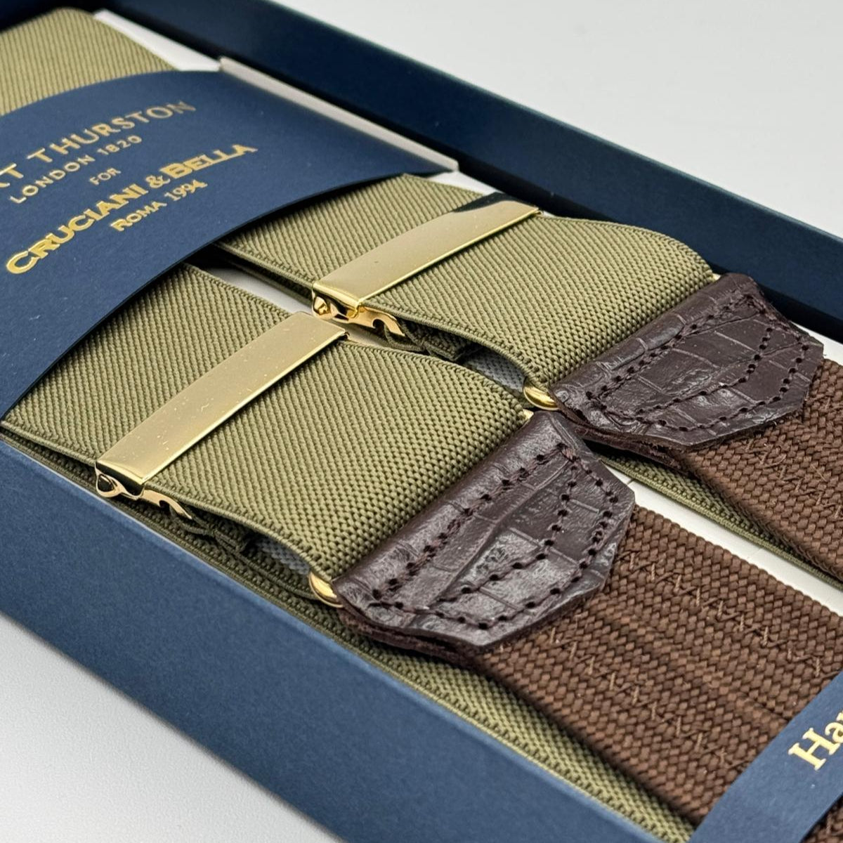 Albert Thurston for Cruciani &amp; Bella
Made in England
Adjustable Sizing
35 mm elastic Khaki plain braces
Braid ends
Y-Shaped
Gold Fittings
Size Multifit Adjustable&nbsp;Length:&nbsp;115cm (= 45 inch) Maximum