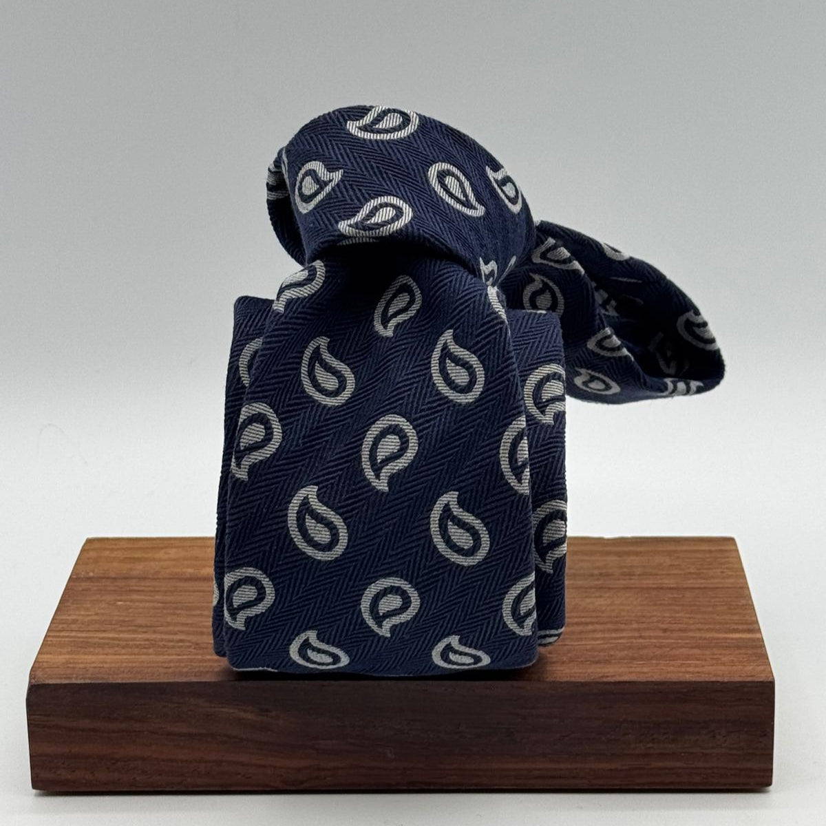 Cruciani &amp; Bella
100% Silk&nbsp;

Tipped&nbsp;
Blue and Silver Paisley Motif

Handmade in Italy
8 cm x 148 cm
New Old Stock