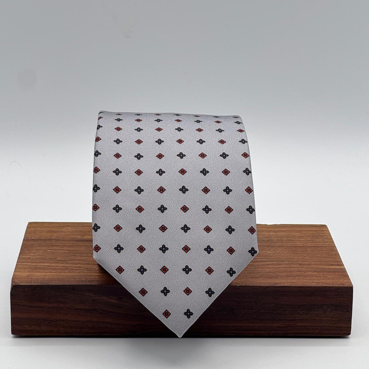 Cruciani &amp; Bella
100% Printed Silk&nbsp;
Tipped
Grey, Red and Blue Motif Tie
Handmade in Italy
8 cm x 148 cm
New Old Stock