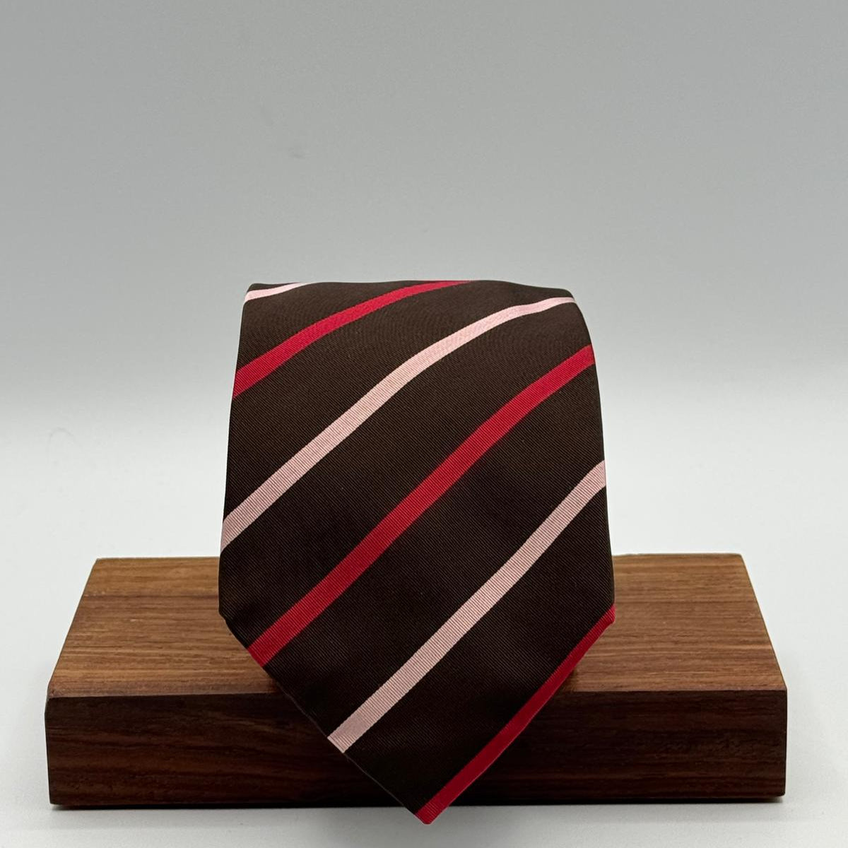 Cruciani &amp; Bella
50% Cotton 50% Silk&nbsp;

Self Tipped&nbsp;
Brown, Pink and Red stripes

Handmade in Italy
9 cm x 148 cm
New Old Stock