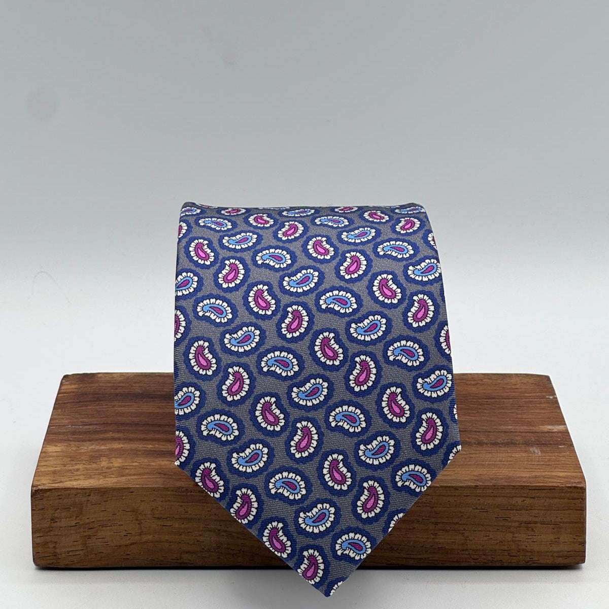 Cruciani &amp; Bella
100% Printed Silk&nbsp;
Tipped
Grey, Light Blue, Pink and White&nbsp;
Paisley Motif Tie
Handmade in Italy
8,5 cm x 148 cm
New Old Stock