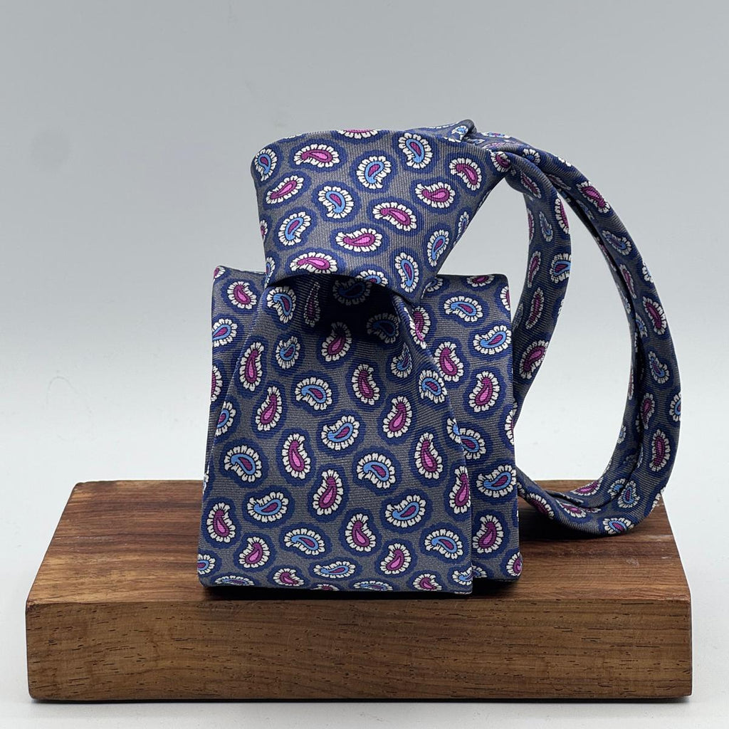 Cruciani &amp; Bella
100% Printed Silk&nbsp;
Tipped
Grey, Light Blue, Pink and White&nbsp;
Paisley Motif Tie
Handmade in Italy
8,5 cm x 148 cm
New Old Stock