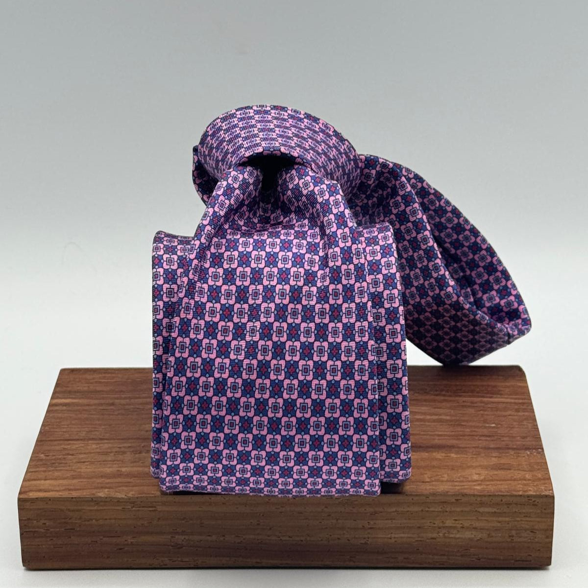 Cruciani &amp; Bella
100% Printed Silk&nbsp;
Tipped
Pink, Blue, Light Blue and Red Motif Tie
Handmade in Italy
8,5 cm x 148 cm
New Old Stock