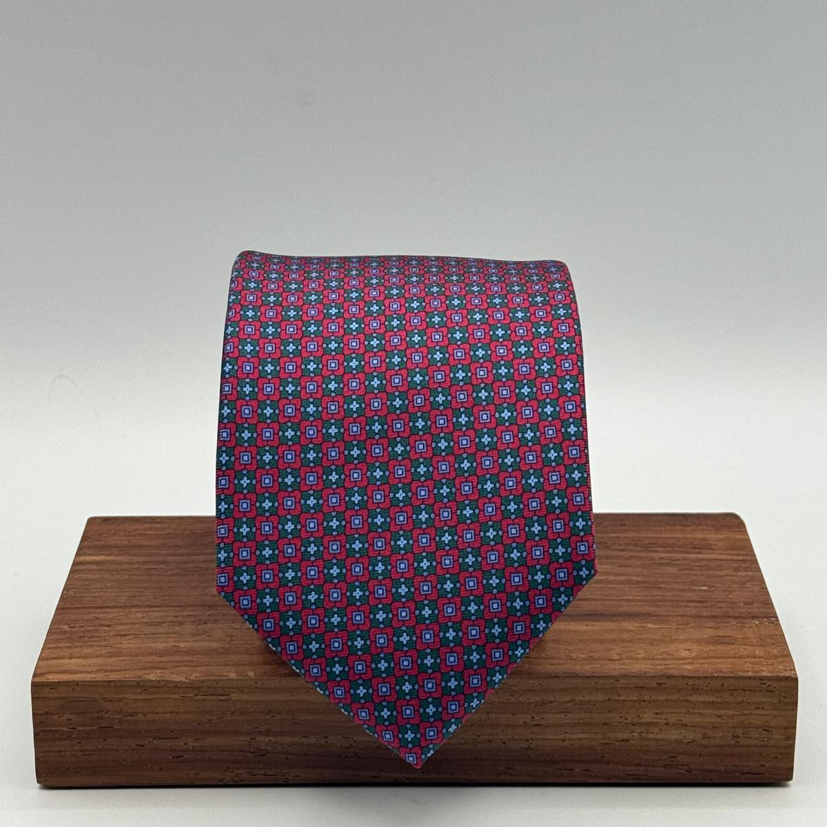 Cruciani &amp; Bella
100% Printed Silk&nbsp;
Tipped
Red, Green and Light Blue Motif Tie
Handmade in Italy
8,5 cm x 148 cm
New Old Stock