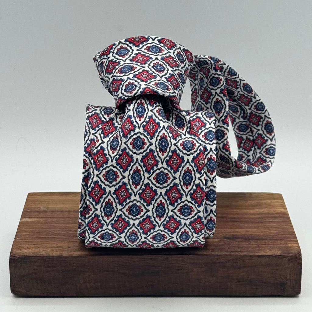Cruciani &amp; Bella
100% Printed Silk&nbsp;
Tipped
Off White, Light Blue and Red Motif Tie
Handmade in Italy
8,5 cm x 148 cm
New Old Stock