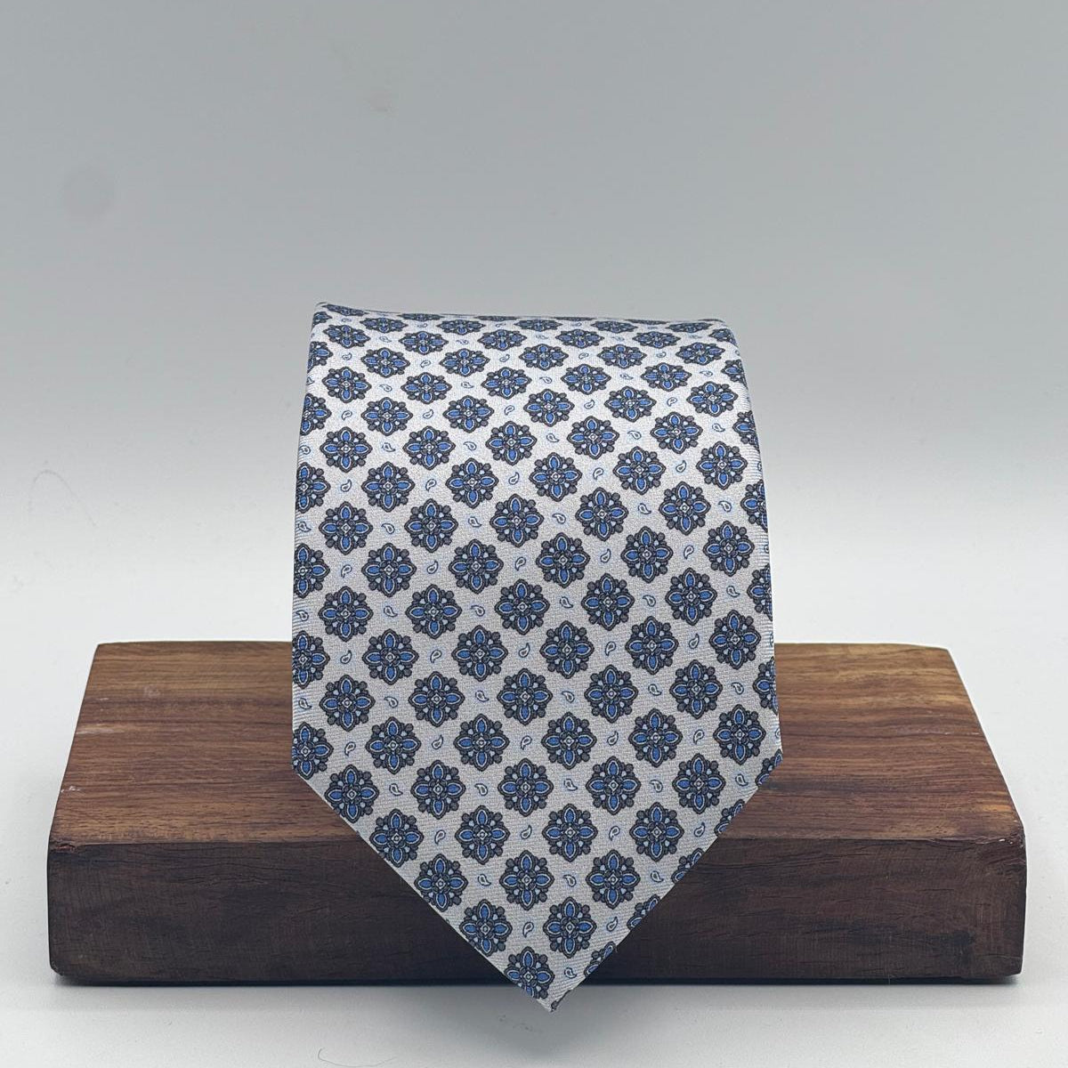 Cruciani &amp; Bella
100% Printed Silk&nbsp;
Tipped
White, Light Blue and Brown Motif Tie
Handmade in Italy
8,5 cm x 148 cm
New Old Stock