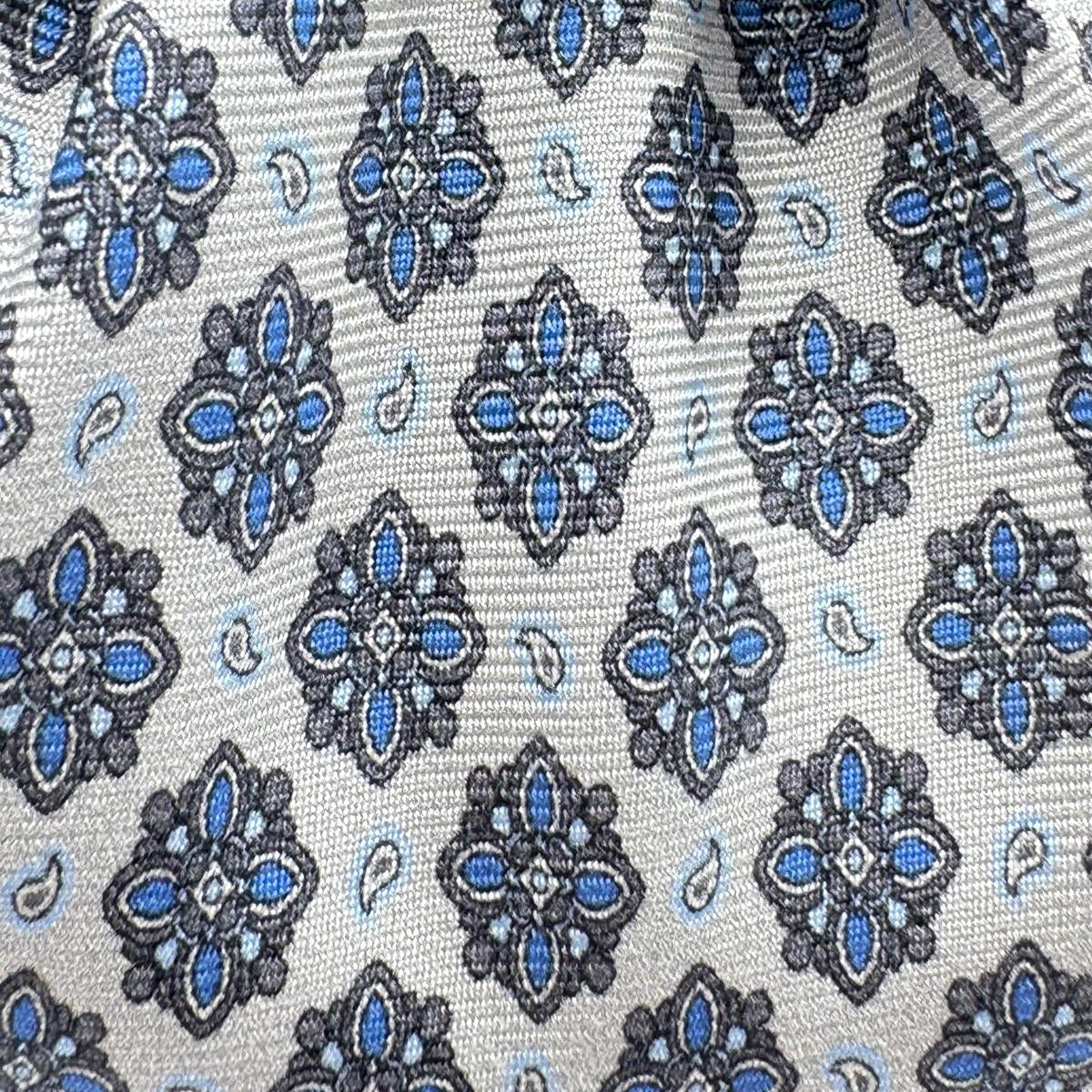 Cruciani &amp; Bella
100% Printed Silk&nbsp;
Tipped
White, Light Blue and Brown Motif Tie
Handmade in Italy
8,5 cm x 148 cm
New Old Stock